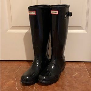 Tall black glossy Hunter rain boots (7)